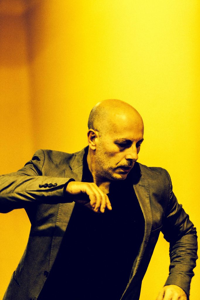 TELL ME (versión 5). Alejandro Morata