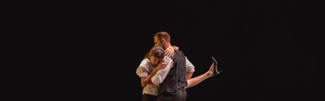 Bailarines Provisional Danza en un momento oportuno