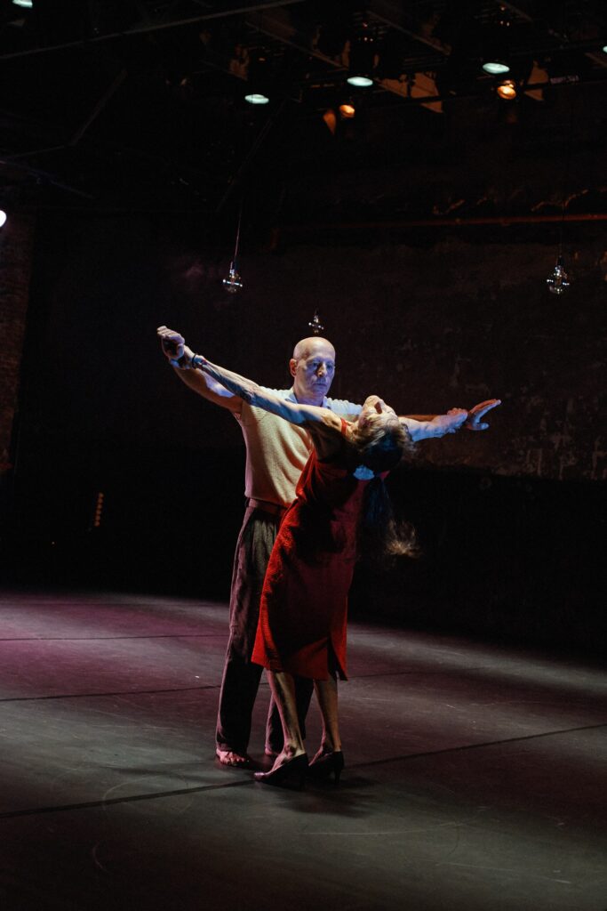 Dos bailarines. Provisional Danza.