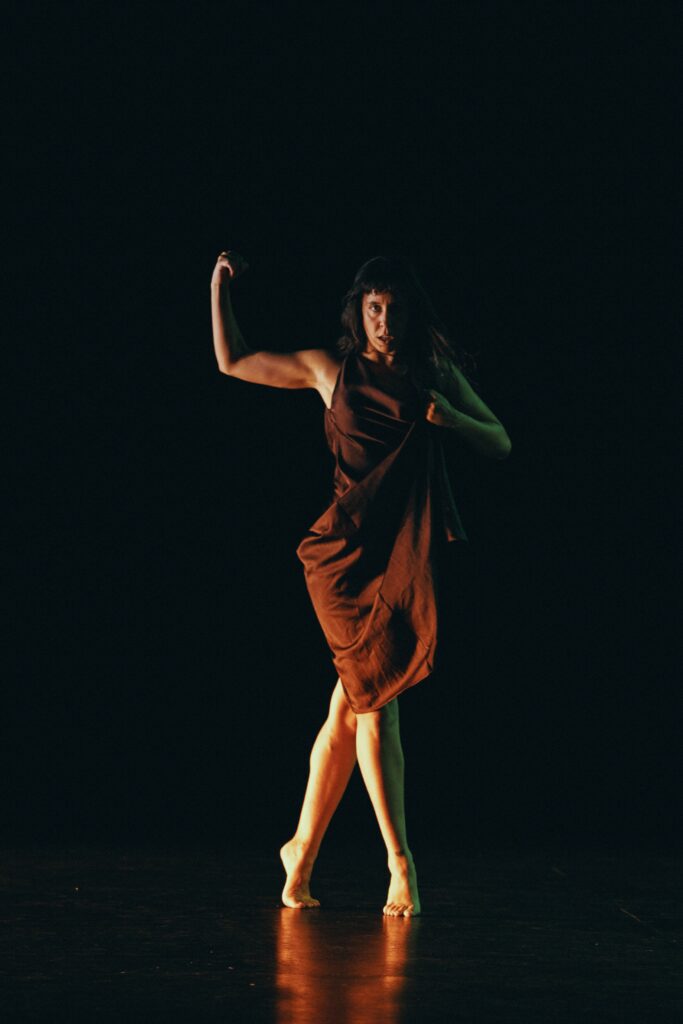 Delicada caída. Provisional Danza.